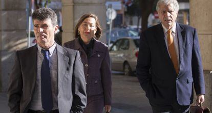 Los interventores del Estado, ayer en los juzgados de Sevilla.