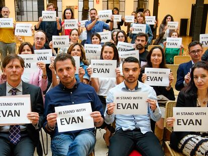 David Luhnow, director para Reino Unido de 'The Wall Street Journal' (izquierda), sujeta un cartel de apoyo a su compañero Evan Gershkovich tras una charla sobre periodismo en Ucrania en Madrid.