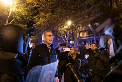El concejal y portavoz de Vox en el Ayuntamiento de Madrid, Javier Ortega Smith, se encara con los policías durante las protestas en contra del líder del PSOE, Pedro Sánchez, y contra la amnistía, este viernes en Madrid.