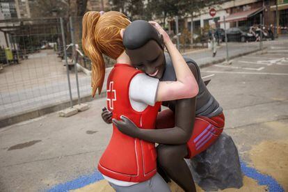 La falla Rubén Darío-Fray Luís Colomer de Valencia ha hecho un ninot que representa el abrazo entre la voluntaria de la Cruz Roja y el migrante Abdou, una imagen que se hizo viral en redes en mayo de 2021.