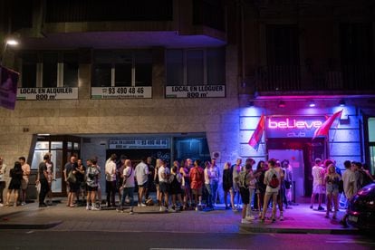 Jovens fazem fila para entrar em uma boate de Barcelona em 27 de junho.