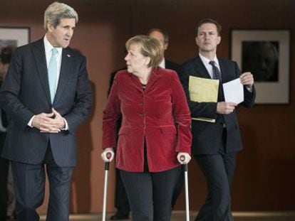 El secretario de Estado de EE UU, John Kerry, camina este viernes junto a la canciller alemana Angela Merkel.