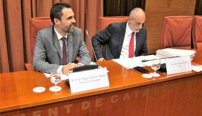 Roger Torrent (izq.) y el letrado mayor de la Cámara, Joan Ridao.