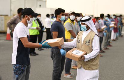 Voluntarios reparten comida a trabajadores migrantes por el Ramadán el 28 de abril en Dubái.