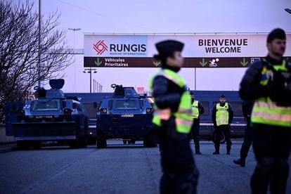 Agentes de policía franceses vigilan la entrada del mercado de Rungis, este lunes.
