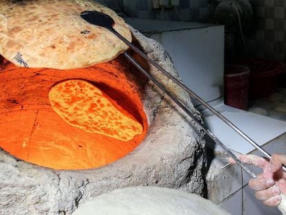 Una persona elabora pan en la ciudad de Kuwait.