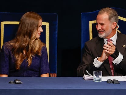 Felipe VI aplaude el discurso de la princesa Leonor de Borbón durante la gala de los Premios Princesa de Asturias.