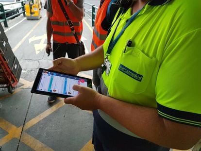 Un trabajador de Mercamadrid utiliza la nueva app.