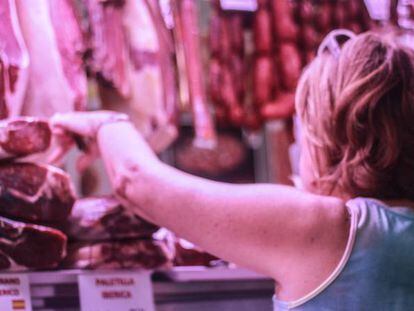 Una mujer compra en el Mercado central de Málaga