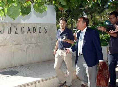 El abogado Francisco Soriano Zurita, a su salida de los juzgados de Marbella tras prestar declaración en julio de 2006.
