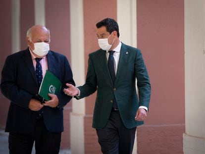 El presidente de la Junta, Juan Manuel Moreno, conversa con el consejero de Salud, Jesús Aguirre, antes de presidir la reunión del comité de expertos para aprobar las medidas tras el estado de alarma.