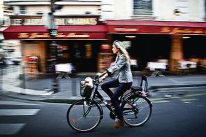 Una joven en bicicleta por el barrio de Le Marais, en París.