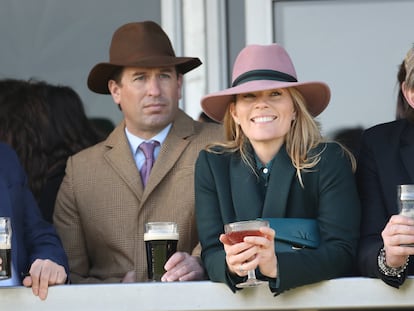 Peter y Autumn Phillips en una carrera de caballos en el Festival de Cheltenham, Reino Unido, el 13 de marzo de 2020.