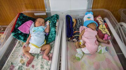 Dos bebés recién nacidos en Sierra Leona.