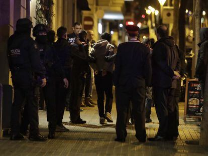 Los Mossos se llevan detenido a uno de los presuntos secuestradores de dos compatriotas de origen chino en un piso de la calle de Amigó de Barcelona, este viernes.