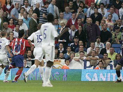 Agüero, en los últimos minutos, lanza una vaselina por encima de Casillas que se fue fuera.