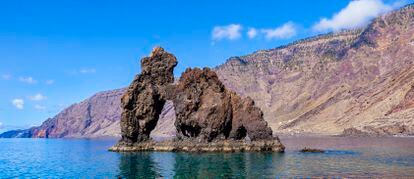 La formación el Roque de la Bonanza, en la zona de Las Playas de la isla canaria.