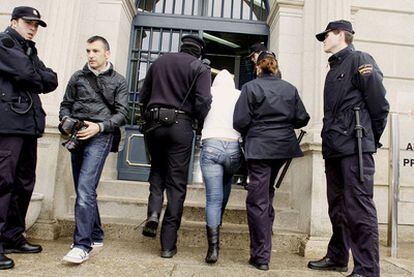 Una mujer, escoltada por policías nacionales, llega a los juzgados de Lugo para declarar el pasado 16 de abril en el sumario de la Operación Carioca.