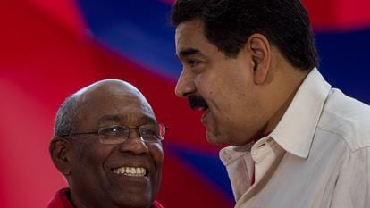 Aristóbulo Isturiz habla con el presidente de Venezuela, Nicolás Maduro, en un acto en Caracas en 2016.