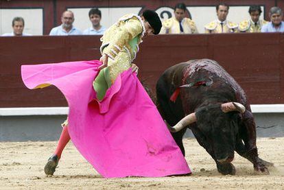 Daniel Luque, en el tercer toro de la tarde.