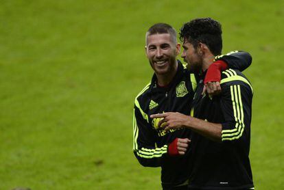 Diego Costa bromea con Sergio Ramos.