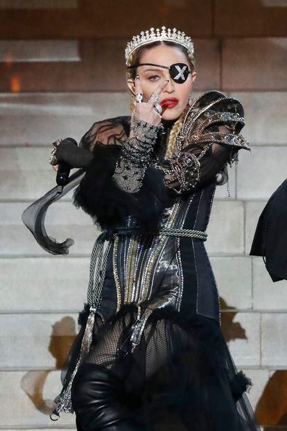 Era una de las actuaciones más polémicas y esperadas de la noche. Madonna actuaba en Eurovisión para promocionar su nuevo álbum, Madame X. Una actuación ante 200 millones de personas, y con un caché que ha superado el millón de euros, que bajó la moral de los telespectadores y los internautas por culpa de un gallo inesperado de la cantante.
