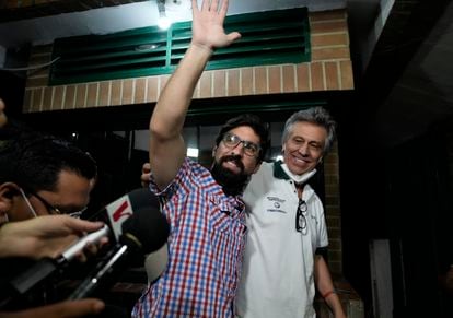 El líder opositor Freddy Guevara (izquierda), junto a su padre, tras salir de la cárcel este domingo.