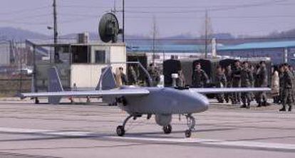 El "dron" surcoreano Songgolmae despega durante una prueba de vuelo en un cuartel en Yangju al norte de Seúl (Corea del Sur). EFE/Archivo