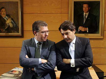 Francisco Granados (izquierda) e Ignacio González en la Asamblea de Madrid en septiembre de 2004.