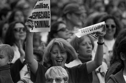 <b>8 de marzo de 1998.</b> Manifestación del Día de la Mujer Trabajadora en Madrid, a la que acudieron unas 6.000 personas. La movilización, que iba a estar dedicada a las mujeres afganas y que se convirtió en un día de protesta contra la violencia doméstica, sufrió el ataque de un grupo de jóvenes que lanzaron huevos contra la cabeza de la manifestación.