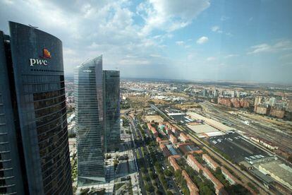 El norte de Madrid vivirá una gran transformación con el proyecto Madrid Nuevo Norte. En la imagen, la colonia San Cristóbal y los terrenos donde se construirán nuevos edificios de oficinas, vistos desde las Cuatro Torres.