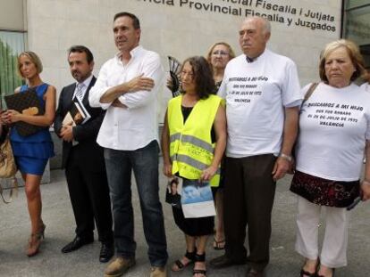 Cuatro de los demandantes por la falta de informaci&oacute;n de la Casa Cuna (a la izquierda), junto a afectados por el robo de beb&eacute;s.