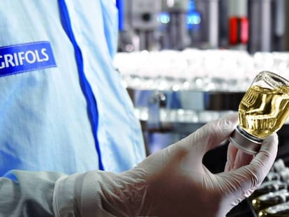 Un empleado de Grifols trabaja en unos de sus laboratorios.
