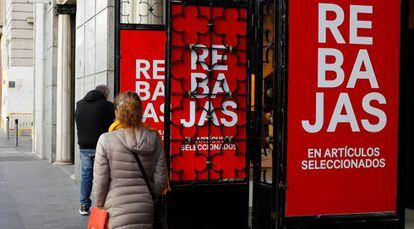 Vista de los carteles con las rebajas de enero que algunas cadenas y establecimientos ya han comenzado en la calle Preciados de Madrid.