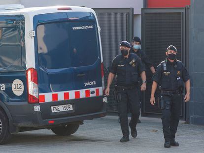 Agentes de los Mossos d'Esquadra, en una operación en Llinars del Vallés (Barcelona) el 26 de octubre.