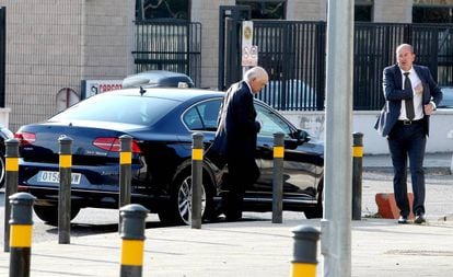 Francisco González sale del coche del BBVA al llegar a la Audiencia Nacional el pasado mes de abril.