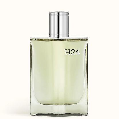 Concebido por Christine Nagel, perfumista de <a href="https://www.hermes.com"target="_blank">Hermès</a> la firma francesa presenta una nueva gama de productos H24 –H de Hermès, hombre y horas, y 24, para expresar la relación con el tiempo y el vínculo con la maison, ubicada en el 24 de rue du Faubourg-Saint-Honoré–. H24 Eau de parfum es aromático y amaderado, con el generoso poder vegetal de la envolvente salvia, el denso musgo de alta tecnología y el cálido y vibrante esclareno. El frasco es recargable, de líneas aerodinámicas y hecho de vidrio reciclado. Precio: 117 euros. www.hermes.com.