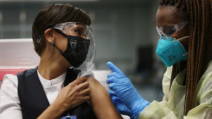 Una empleada de Aeroméxico recibe una vacuna Pfizer en el Aeropuerto Internacional de Miami, en mayo de 2021.