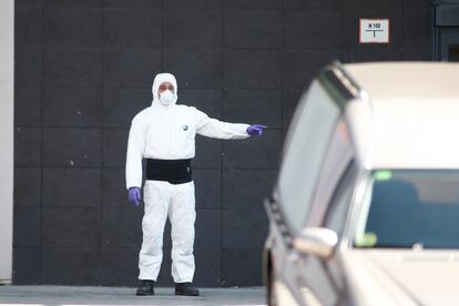 Un trabajador en el Palacio de Hielo de Madrid, habilitado como morgue.