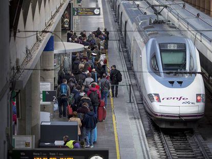 Viajeros en la estación de Santa Justa en Sevilla a punto de coger un AVE.