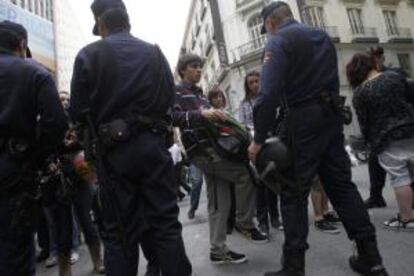 Manifestantes ante la policía.