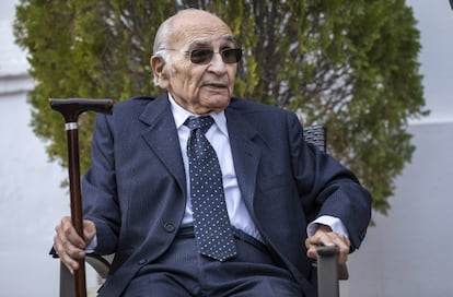 El poeta Francisco Brines, en su casa de Oliva (Valencia), tras recibir la Alta Distinción de la Generalitat, de manos del presidente Ximo Puig, el 16 de diciembre de 2019.
