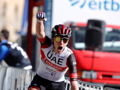 Tadej Pogacar celebra su victoria en la meta de Ermualde, en la tercera etapa de la Itzulia.