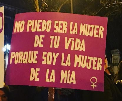 "No puedo ser la mujer de tu vida porque soy la mujer de la mía", afirmaba esta pancarta.