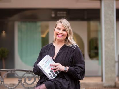 Paula Camarós, matrona y divulgadora, acaba de escribir su primer libro.