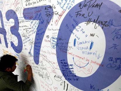 Un hombre deja un mensaje dedicado a los pasajeros del MH370, en el aeropuerto de Kuala Lumpur (Malasia), en 2014. 