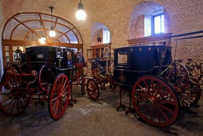 Dos carruajes de la colección de vehículos que atesora el Palacio Real y que integrarán los fondos del edificio hoy en construcción.
Violín Stradivarius de la colección que expondrá el museo.
/ g. l.