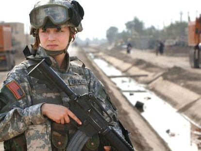 Una soldado estadounidense en Irak en una imagen de 2005
