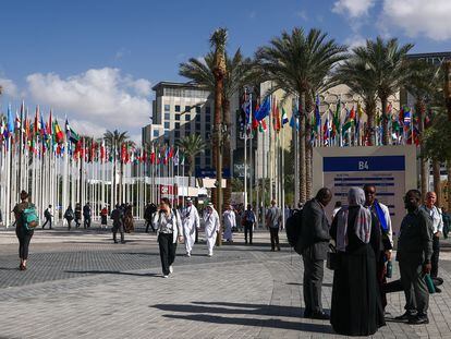 Gente llegando a la COP28 de Dubai.