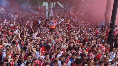 La afición del Sevilla celebra la victoria del equipo en la Europa League, este jueves.